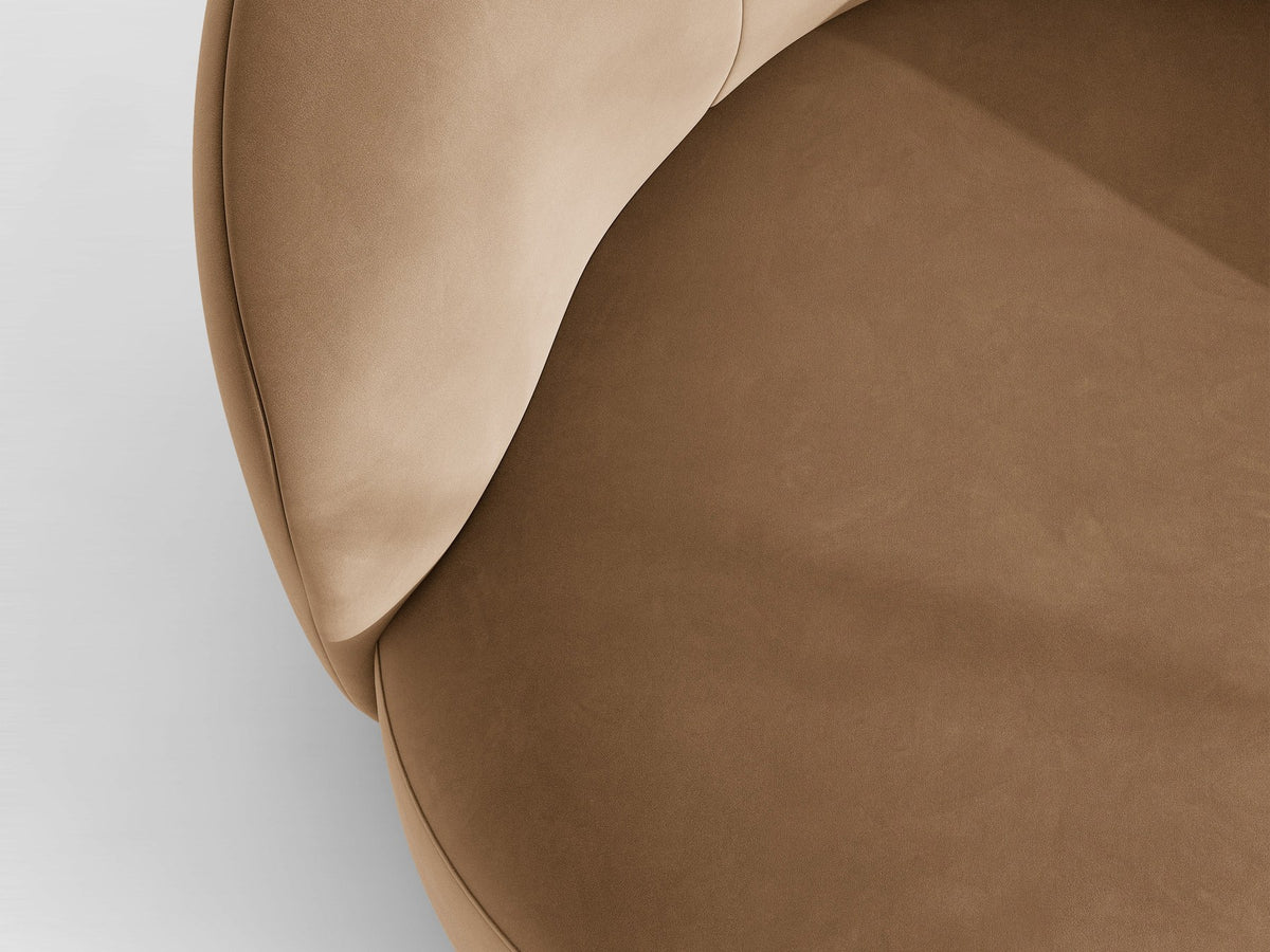Drehbarer Sessel Letizia in leichtem Beige mit Chenille-Stoffbezug, gepolsterter Sitzfläche und niedrigen, stoffbezogenen Beinen.