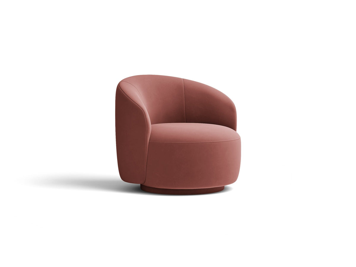 Drehbarer Sessel Letizia in leichtem Beige mit Chenille-Stoffbezug, gepolsterter Sitzfläche und niedrigen, stoffbezogenen Beinen.