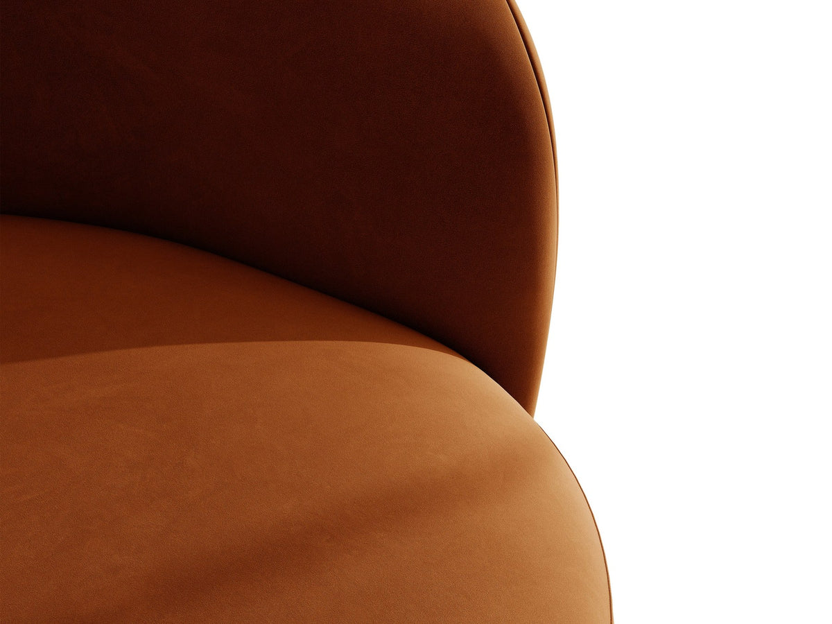 Drehbarer Sessel Letizia in leichtem Beige mit Chenille-Stoffbezug, gepolsterter Sitzfläche und niedrigen, stoffbezogenen Beinen.