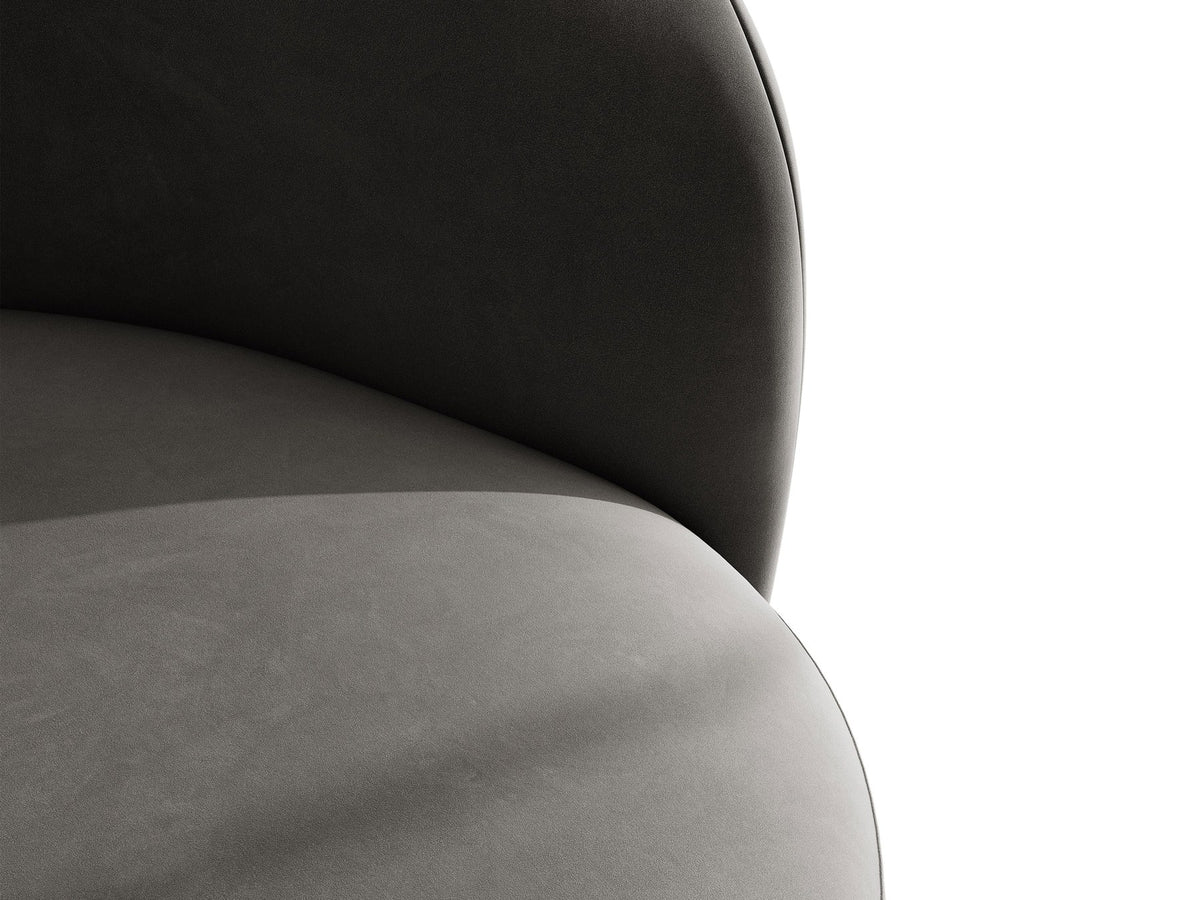 Drehbarer Sessel Letizia in leichtem Beige mit Chenille-Stoffbezug, gepolsterter Sitzfläche und niedrigen, stoffbezogenen Beinen.