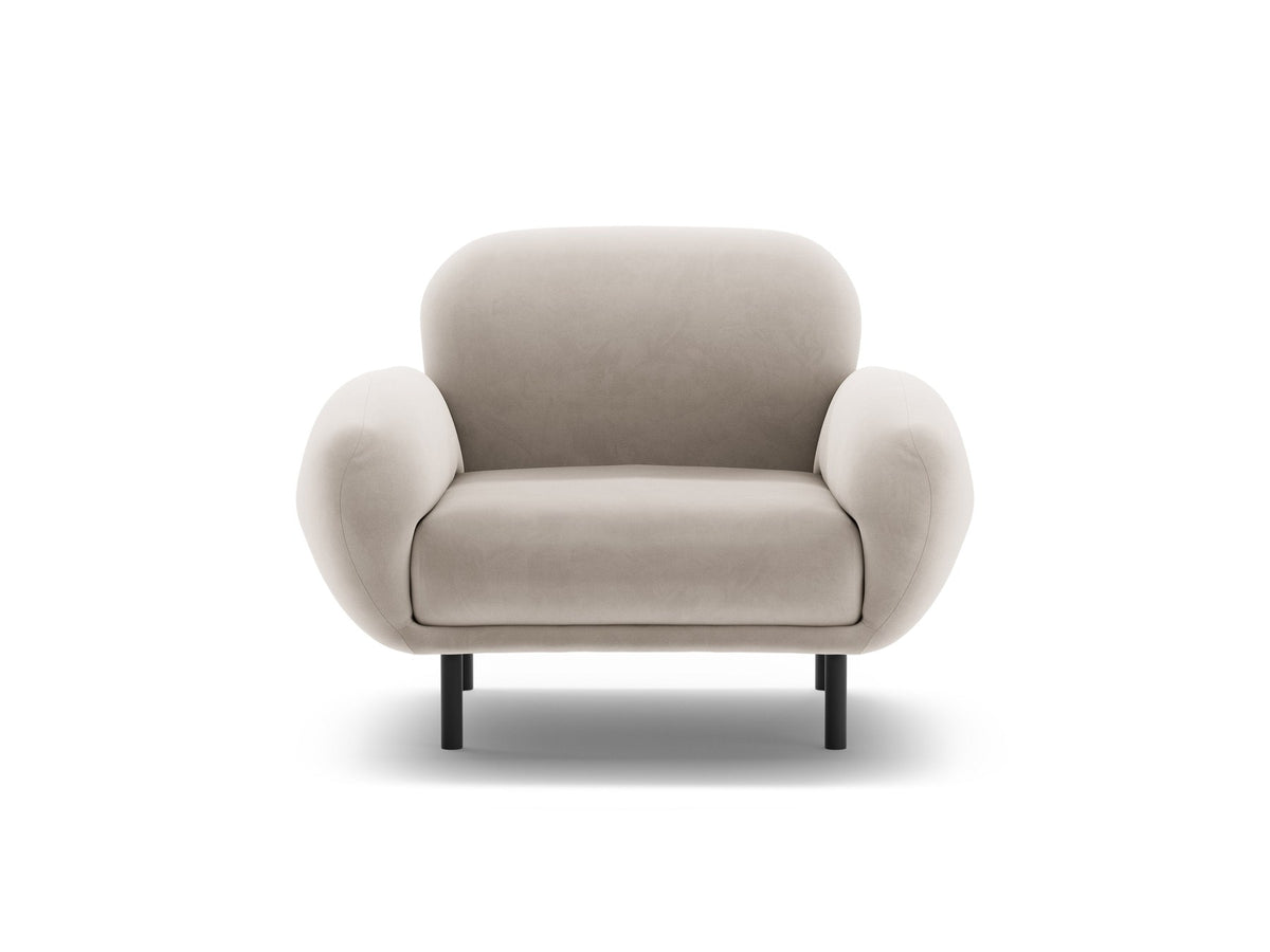 Weisser Poppy Armsessel von Micadoni mit Bouclé-Stoff, abgerundeter Form und schwarzen Metallbeinen, freigestellt fotografiert.