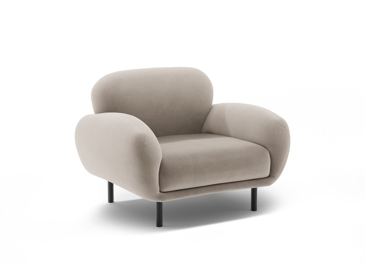 Weisser Poppy Armsessel von Micadoni mit Bouclé-Stoff, abgerundeter Form und schwarzen Metallbeinen, freigestellt fotografiert.