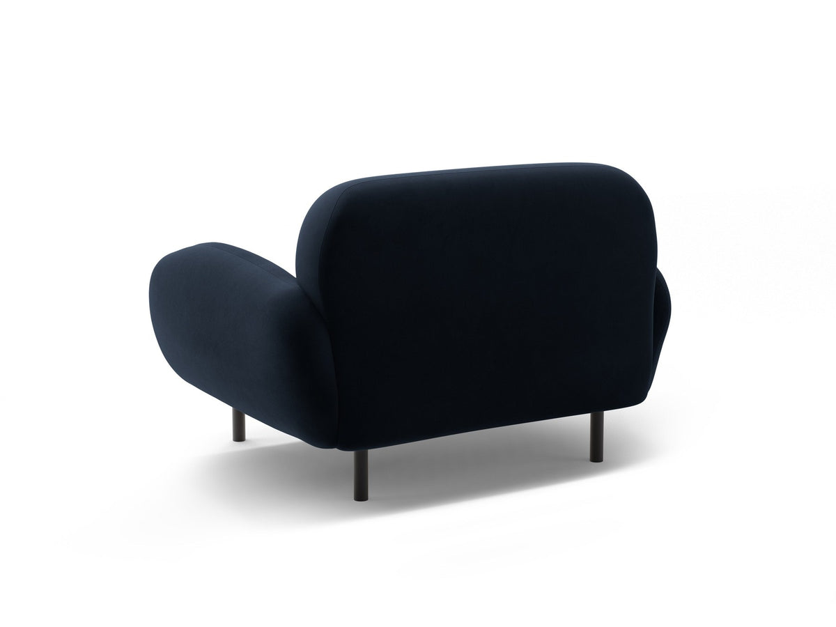 Weisser Poppy Armsessel von Micadoni mit Bouclé-Stoff, abgerundeter Form und schwarzen Metallbeinen, freigestellt fotografiert.