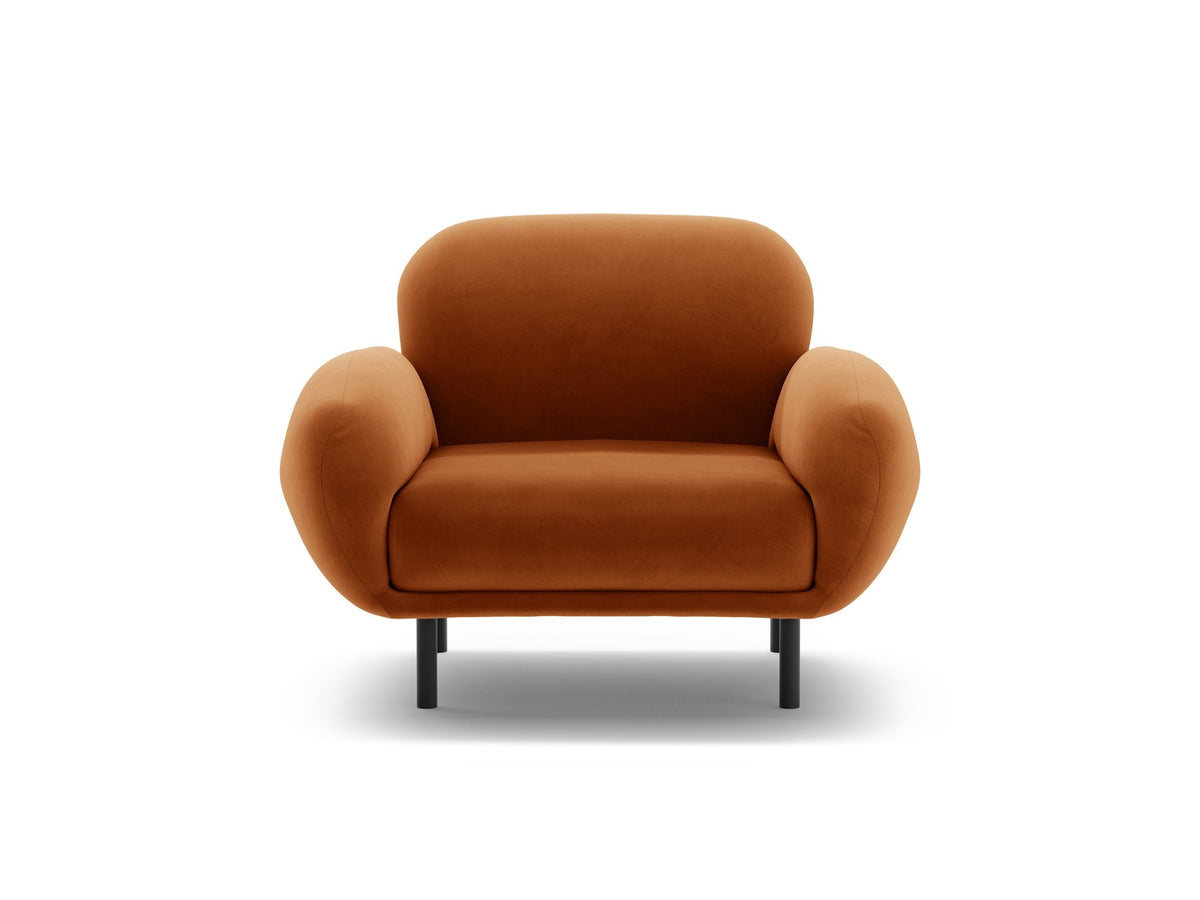 Weisser Poppy Armsessel von Micadoni mit Bouclé-Stoff, abgerundeter Form und schwarzen Metallbeinen, freigestellt fotografiert.