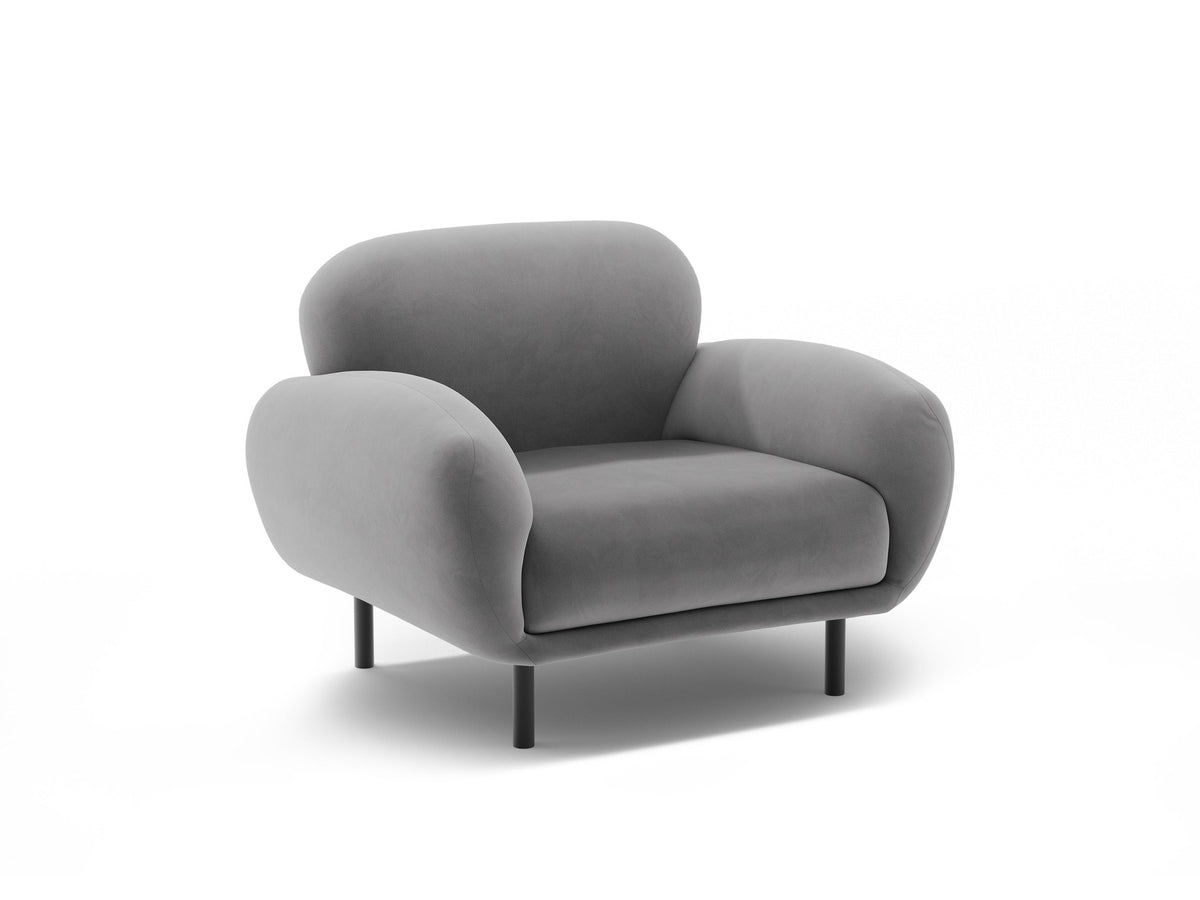 Weisser Poppy Armsessel von Micadoni mit Bouclé-Stoff, abgerundeter Form und schwarzen Metallbeinen, freigestellt fotografiert.