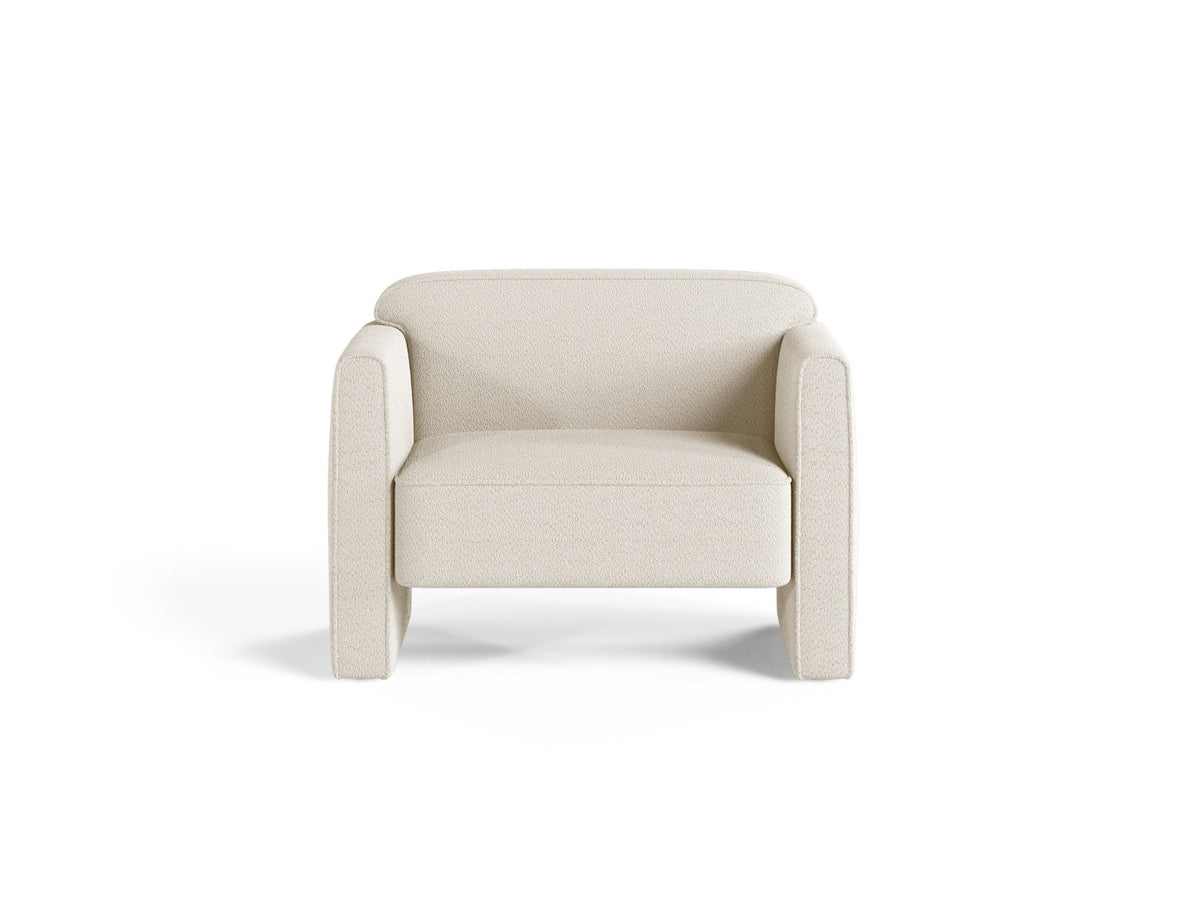 Beige Armsessel Abby von Micadoni mit strukturiertem Heritage-Stoffbezug, schwarzen Kunststoffbeinen und runder, kompakter Formgebung.