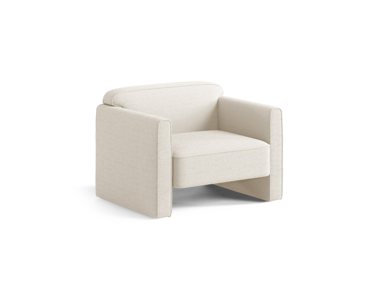 Beige Armsessel Abby von Micadoni mit strukturiertem Heritage-Stoffbezug, schwarzen Kunststoffbeinen und runder, kompakter Formgebung.