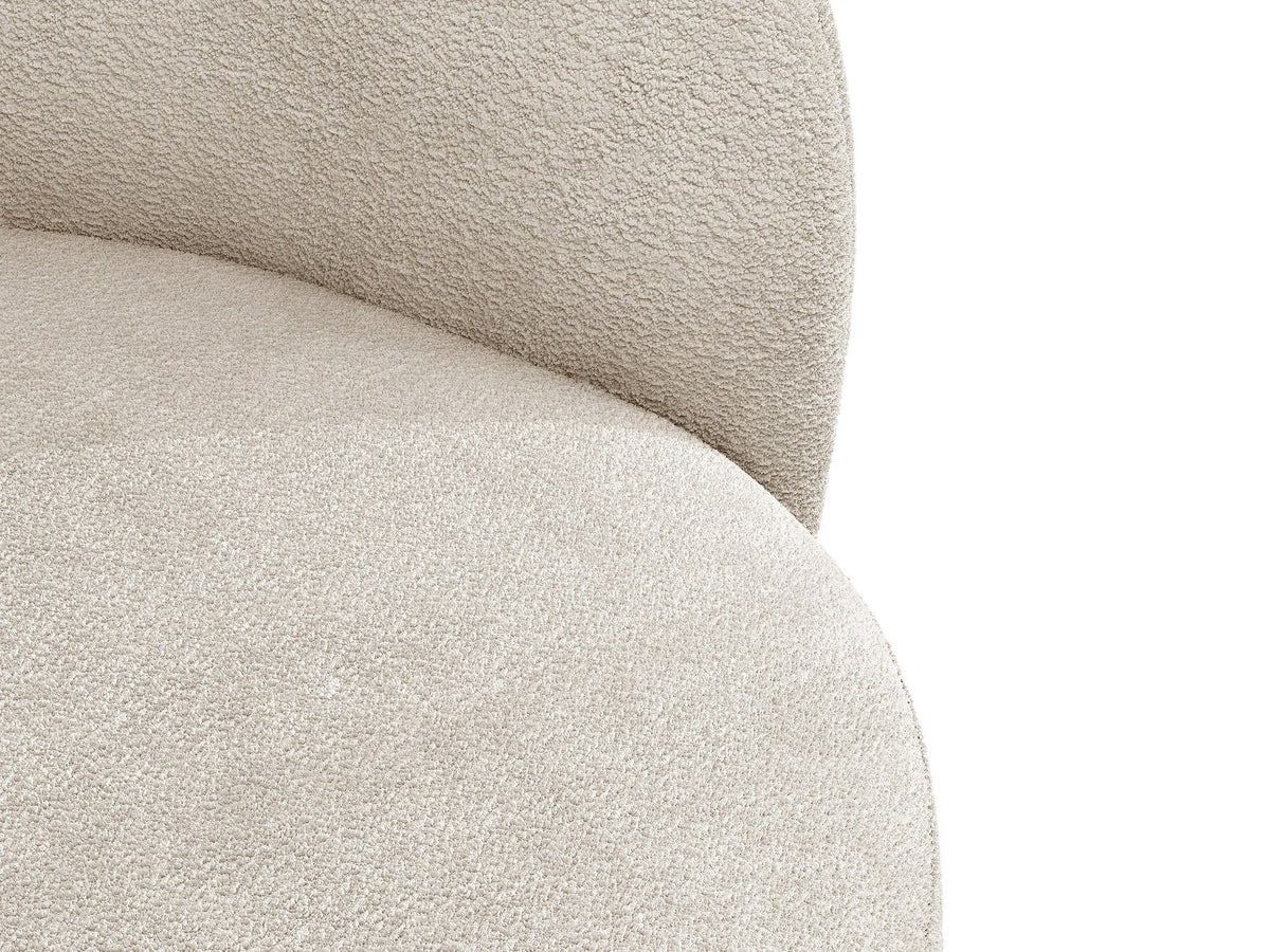 Drehbarer Sessel Letizia in leichtem Beige mit Chenille-Stoffbezug, gepolsterter Sitzfläche und niedrigen, stoffbezogenen Beinen.