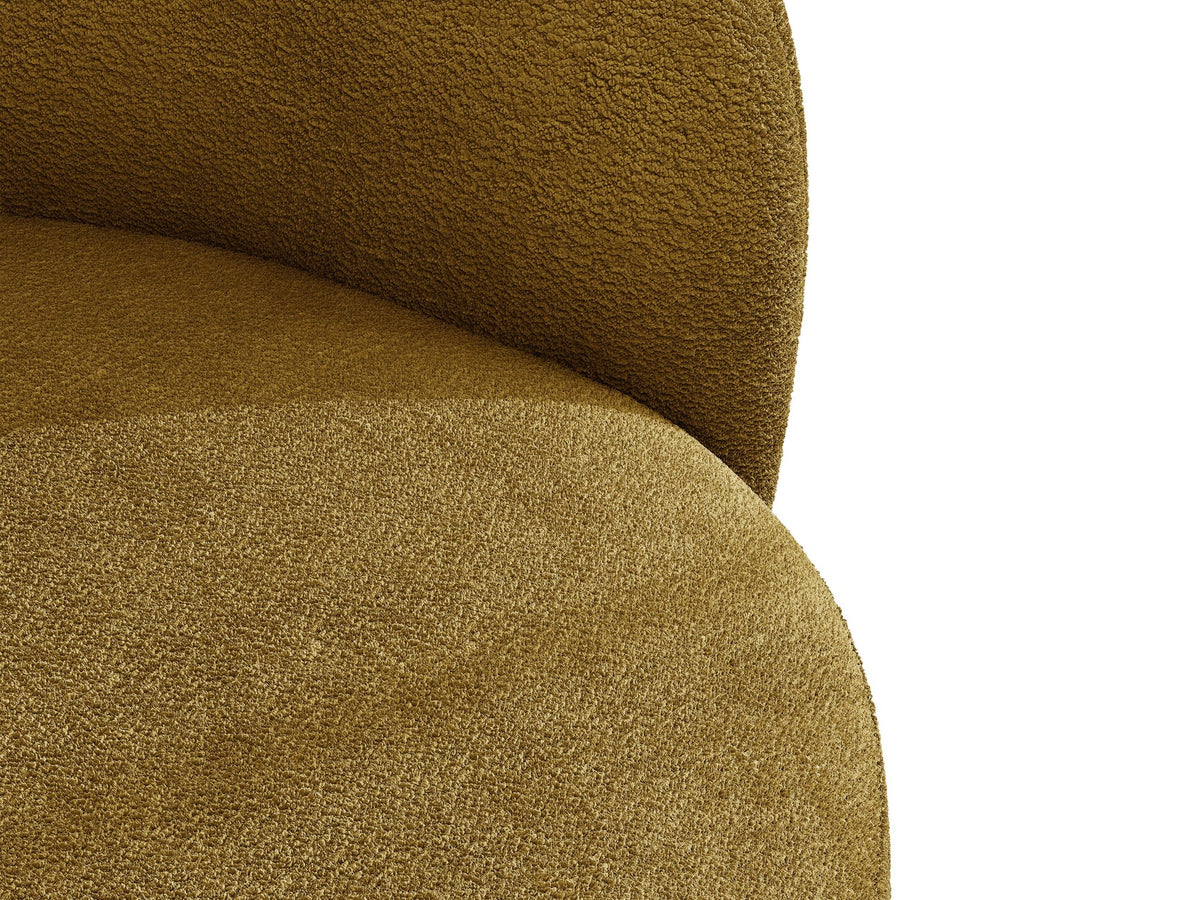 Drehbarer Sessel Letizia in leichtem Beige mit Chenille-Stoffbezug, gepolsterter Sitzfläche und niedrigen, stoffbezogenen Beinen.