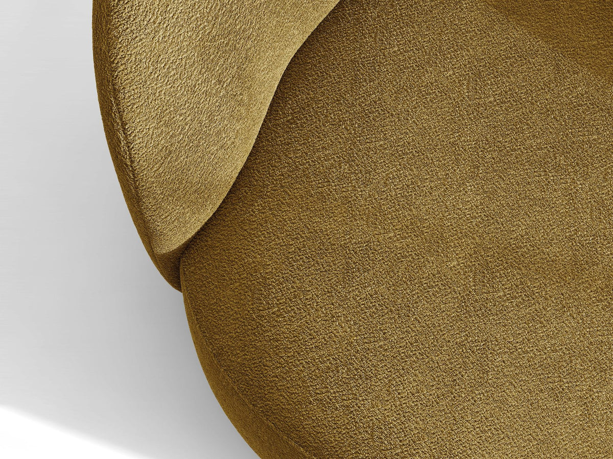 Drehbarer Sessel Letizia in leichtem Beige mit Chenille-Stoffbezug, gepolsterter Sitzfläche und niedrigen, stoffbezogenen Beinen.
