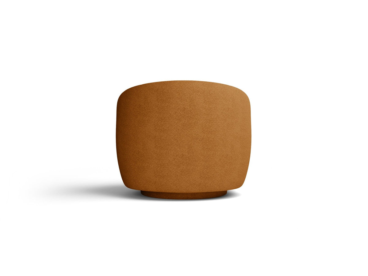 Drehbarer Sessel Letizia in leichtem Beige mit Chenille-Stoffbezug, gepolsterter Sitzfläche und niedrigen, stoffbezogenen Beinen.