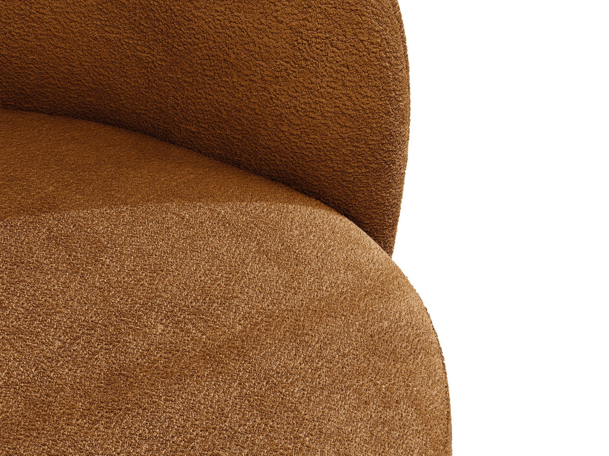 Drehbarer Sessel Letizia in leichtem Beige mit Chenille-Stoffbezug, gepolsterter Sitzfläche und niedrigen, stoffbezogenen Beinen.