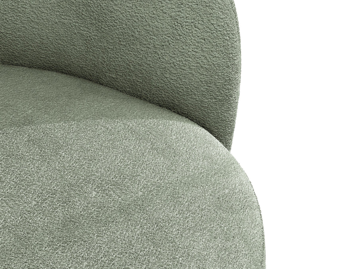 Drehbarer Sessel Letizia in leichtem Beige mit Chenille-Stoffbezug, gepolsterter Sitzfläche und niedrigen, stoffbezogenen Beinen.