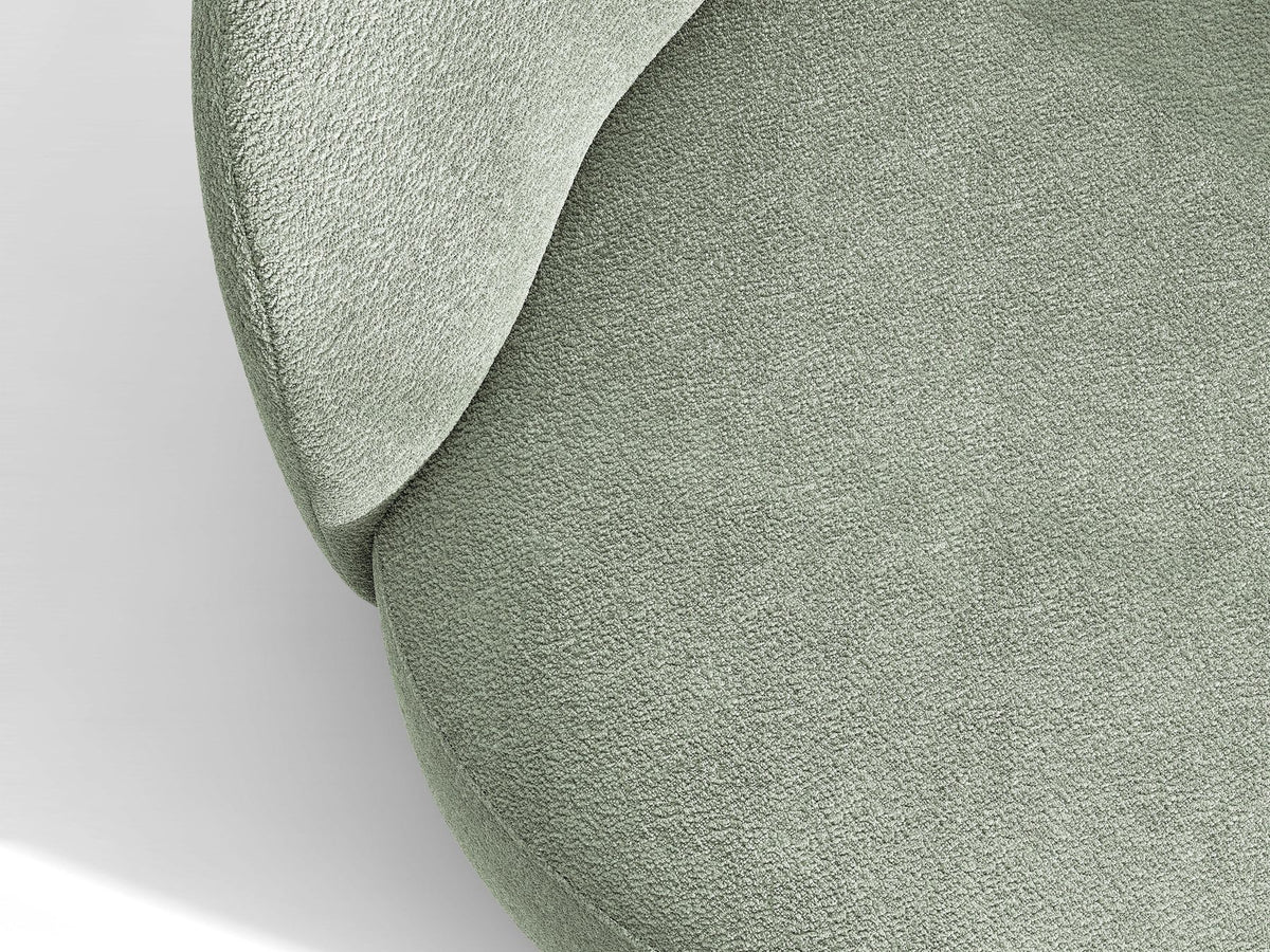Drehbarer Sessel Letizia in leichtem Beige mit Chenille-Stoffbezug, gepolsterter Sitzfläche und niedrigen, stoffbezogenen Beinen.