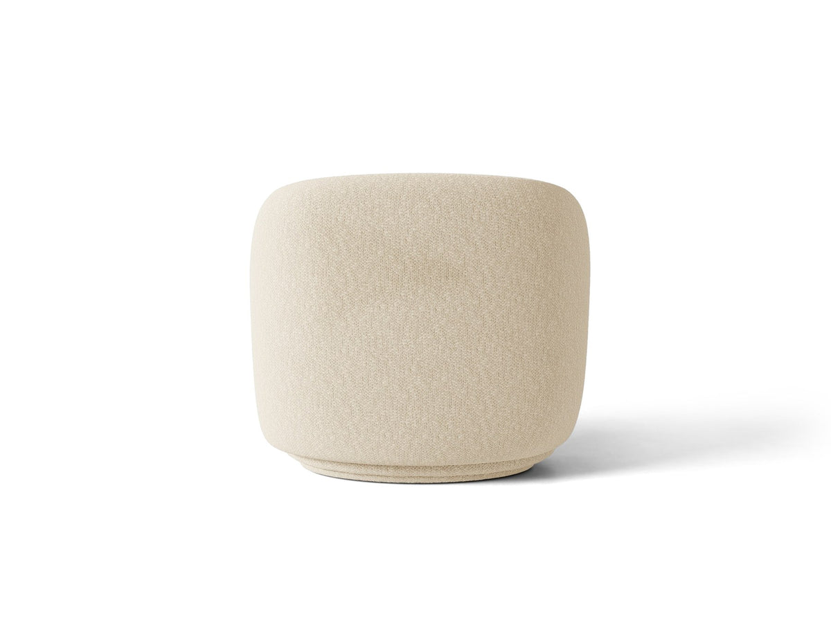 Drehbarer Sessel Jonas von Micadoni in leichtem Beige mit Veloursbezug, gepolsterten Kunststoff-Beinen und runder Sitzfläche.