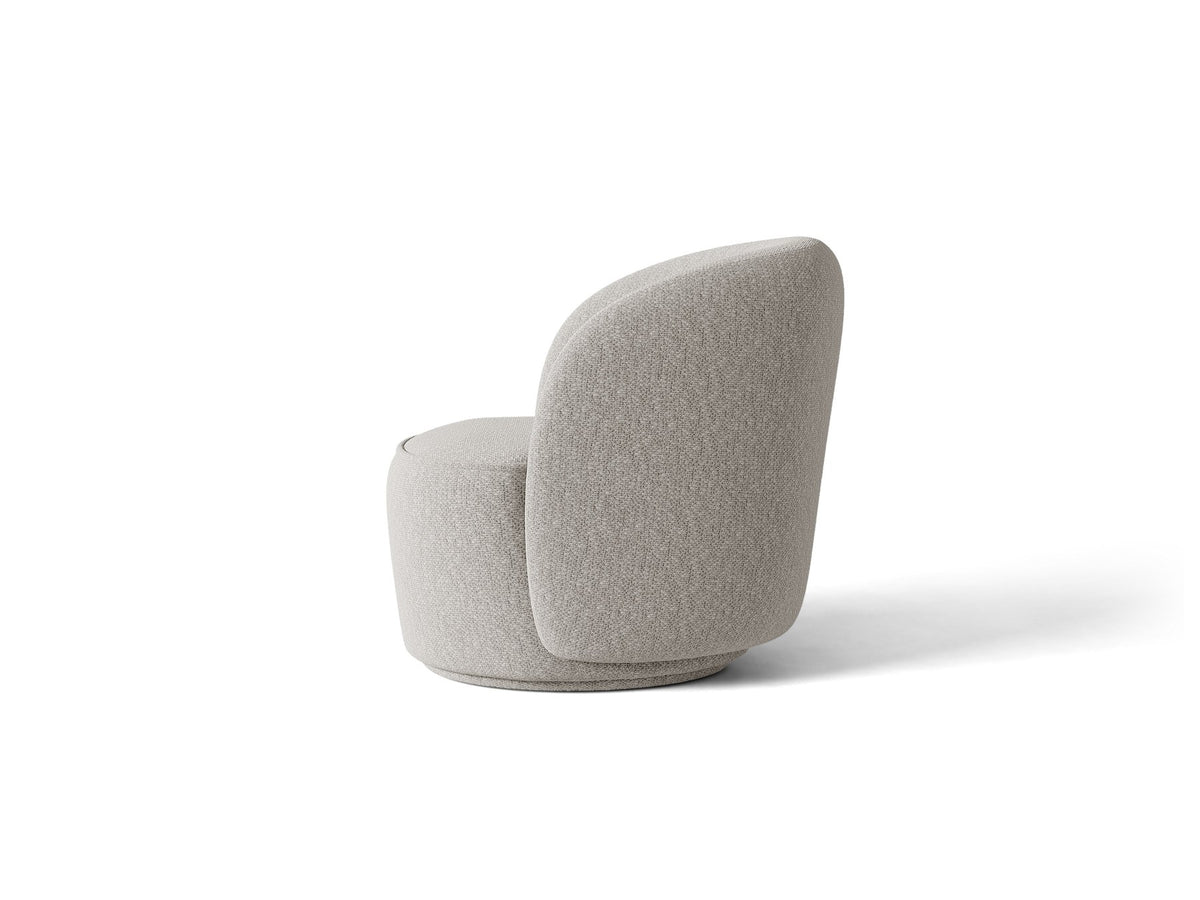 Drehbarer Sessel Jonas von Micadoni in leichtem Beige mit Veloursbezug, gepolsterten Kunststoff-Beinen und runder Sitzfläche.