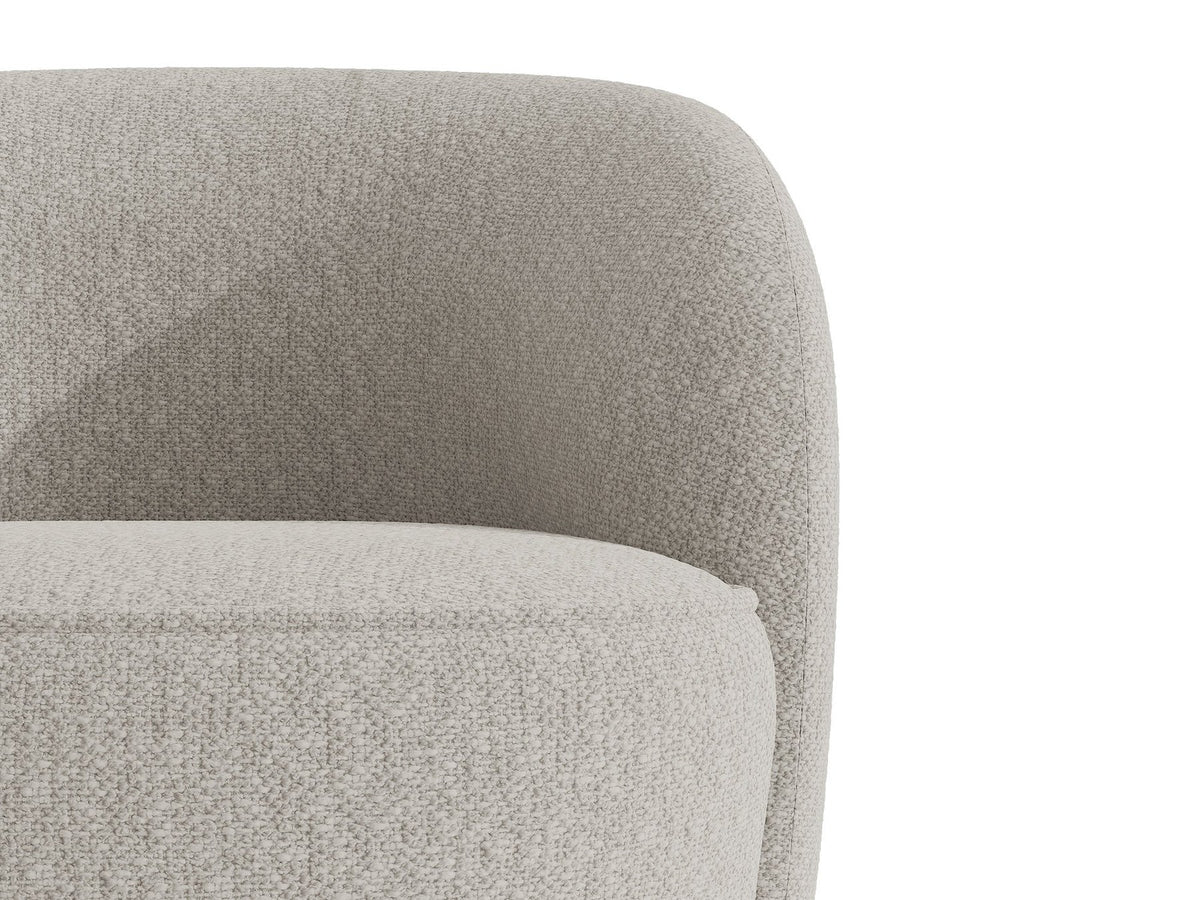 Drehbarer Sessel Jonas von Micadoni in leichtem Beige mit Veloursbezug, gepolsterten Kunststoff-Beinen und runder Sitzfläche.