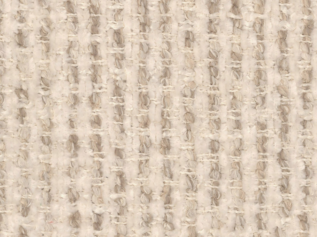 Weisser Poppy Armsessel von Micadoni mit Bouclé-Stoff, abgerundeter Form und schwarzen Metallbeinen, freigestellt fotografiert.