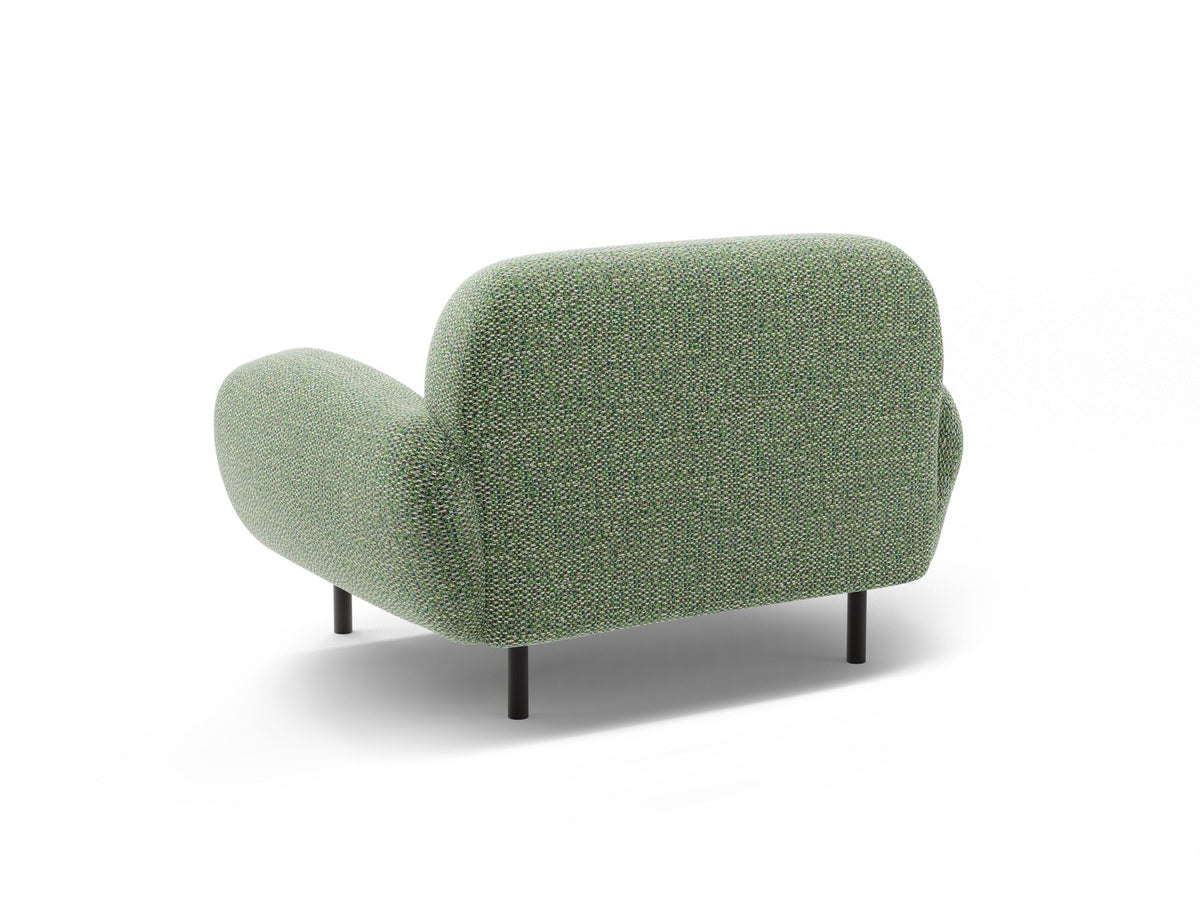 Weisser Poppy Armsessel von Micadoni mit Bouclé-Stoff, abgerundeter Form und schwarzen Metallbeinen, freigestellt fotografiert.