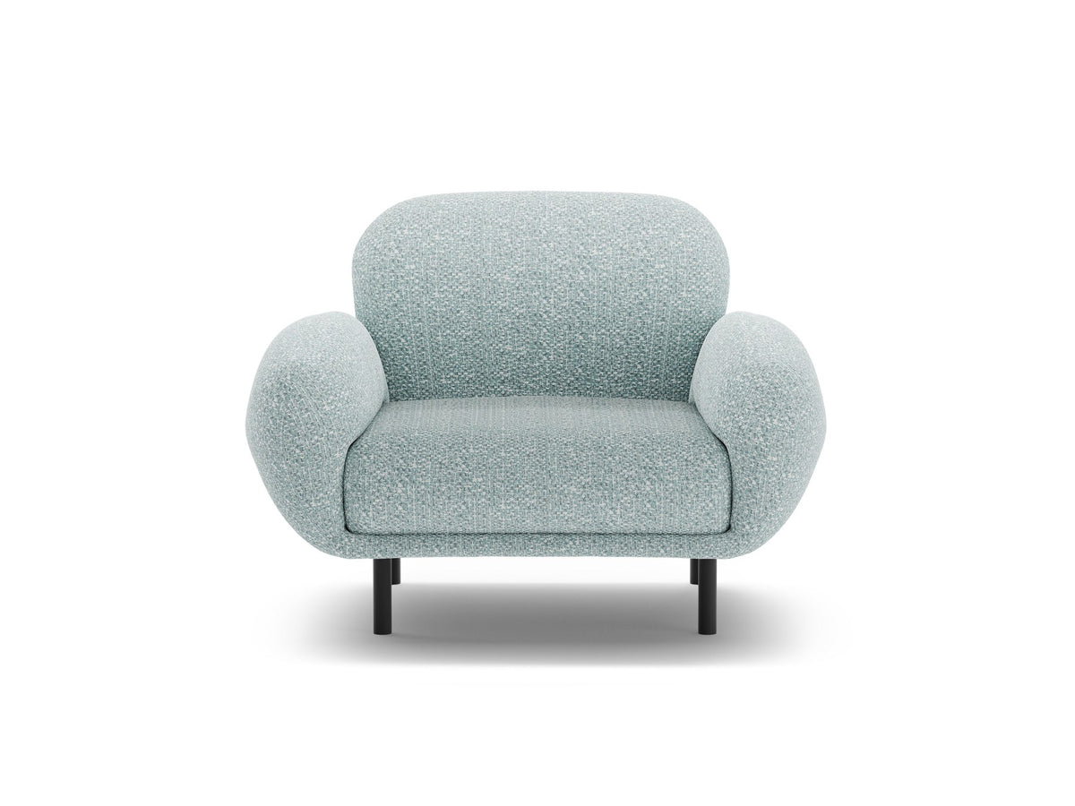 Weisser Poppy Armsessel von Micadoni mit Bouclé-Stoff, abgerundeter Form und schwarzen Metallbeinen, freigestellt fotografiert.
