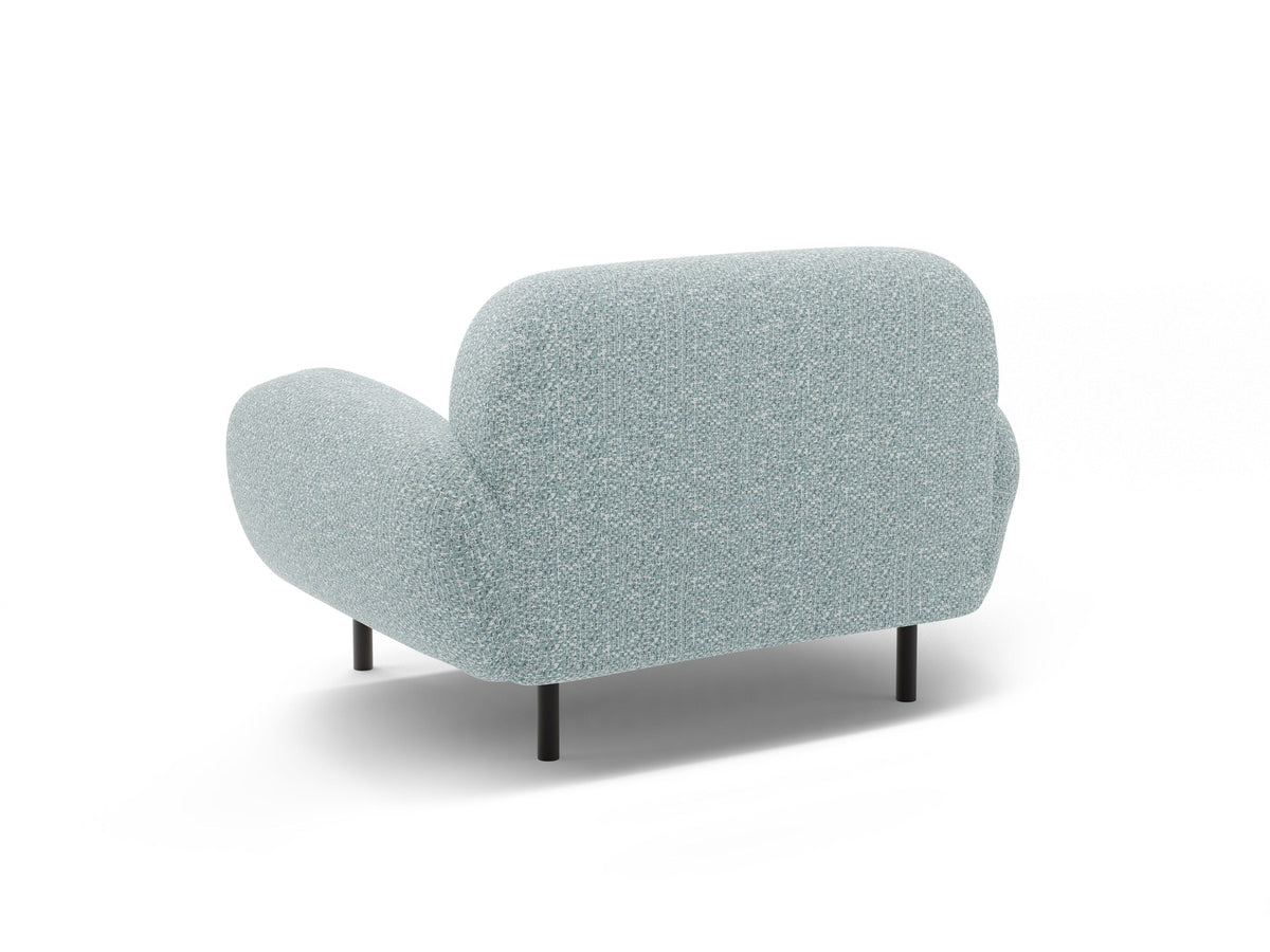 Weisser Poppy Armsessel von Micadoni mit Bouclé-Stoff, abgerundeter Form und schwarzen Metallbeinen, freigestellt fotografiert.