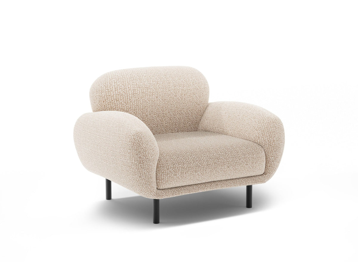 Weisser Poppy Armsessel von Micadoni mit Bouclé-Stoff, abgerundeter Form und schwarzen Metallbeinen, freigestellt fotografiert.