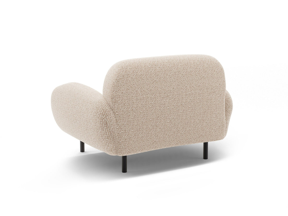 Weisser Poppy Armsessel von Micadoni mit Bouclé-Stoff, abgerundeter Form und schwarzen Metallbeinen, freigestellt fotografiert.