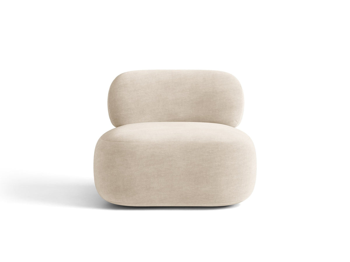 Drehbarer Sessel Aura von Micadoni mit gepolsterter Sitzfläche in Leichtes beige, Chenille-Stoff und schwarzem Stahlgestell auf Drehteller.