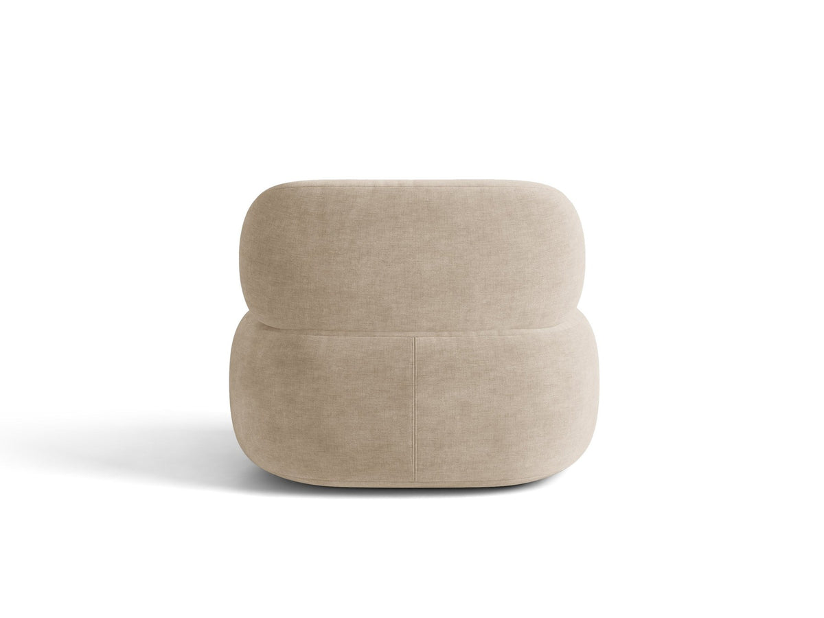 Drehbarer Sessel Aura von Micadoni mit gepolsterter Sitzfläche in Leichtes beige, Chenille-Stoff und schwarzem Stahlgestell auf Drehteller.