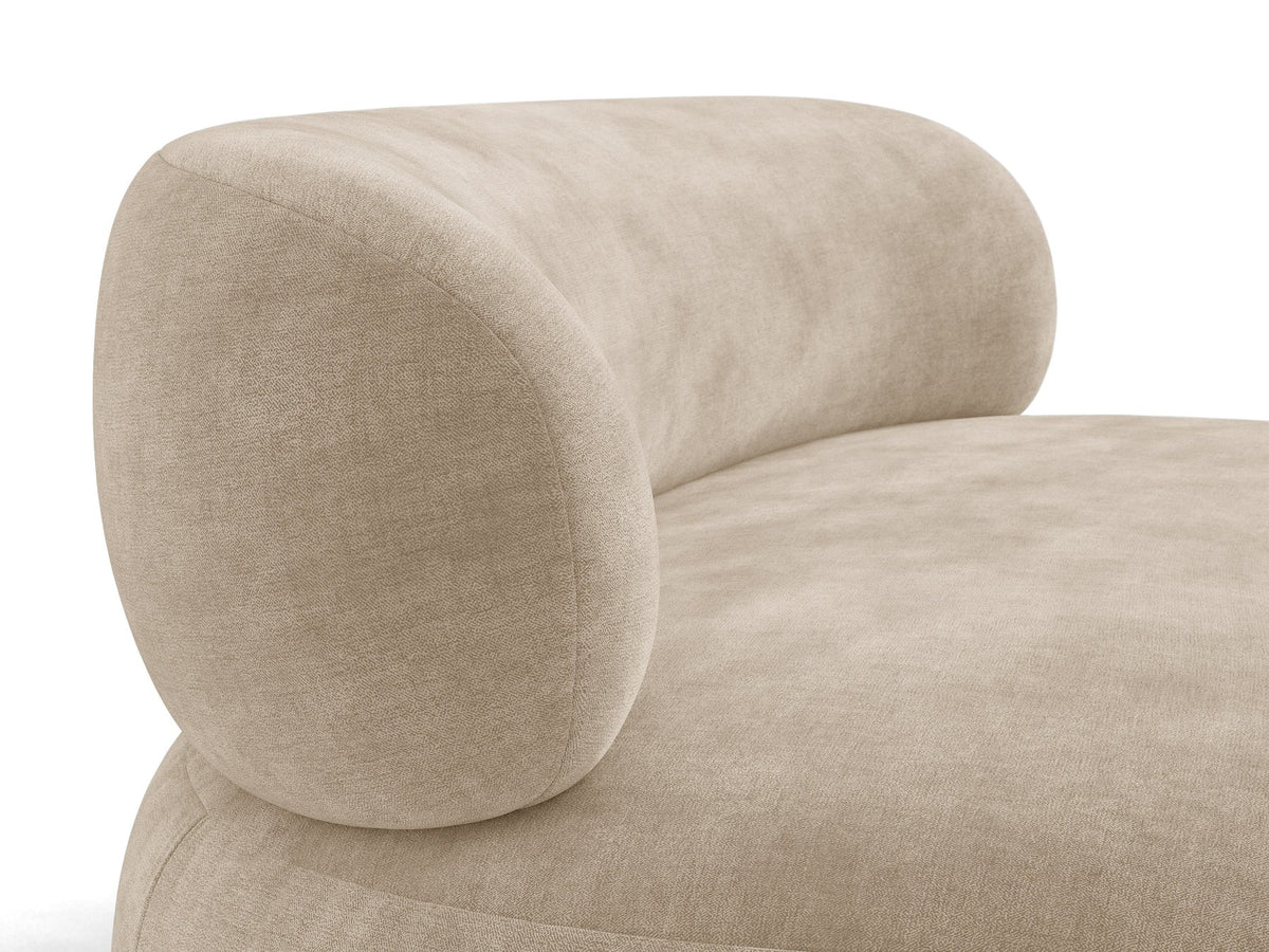 Drehbarer Sessel Aura von Micadoni mit gepolsterter Sitzfläche in Leichtes beige, Chenille-Stoff und schwarzem Stahlgestell auf Drehteller.