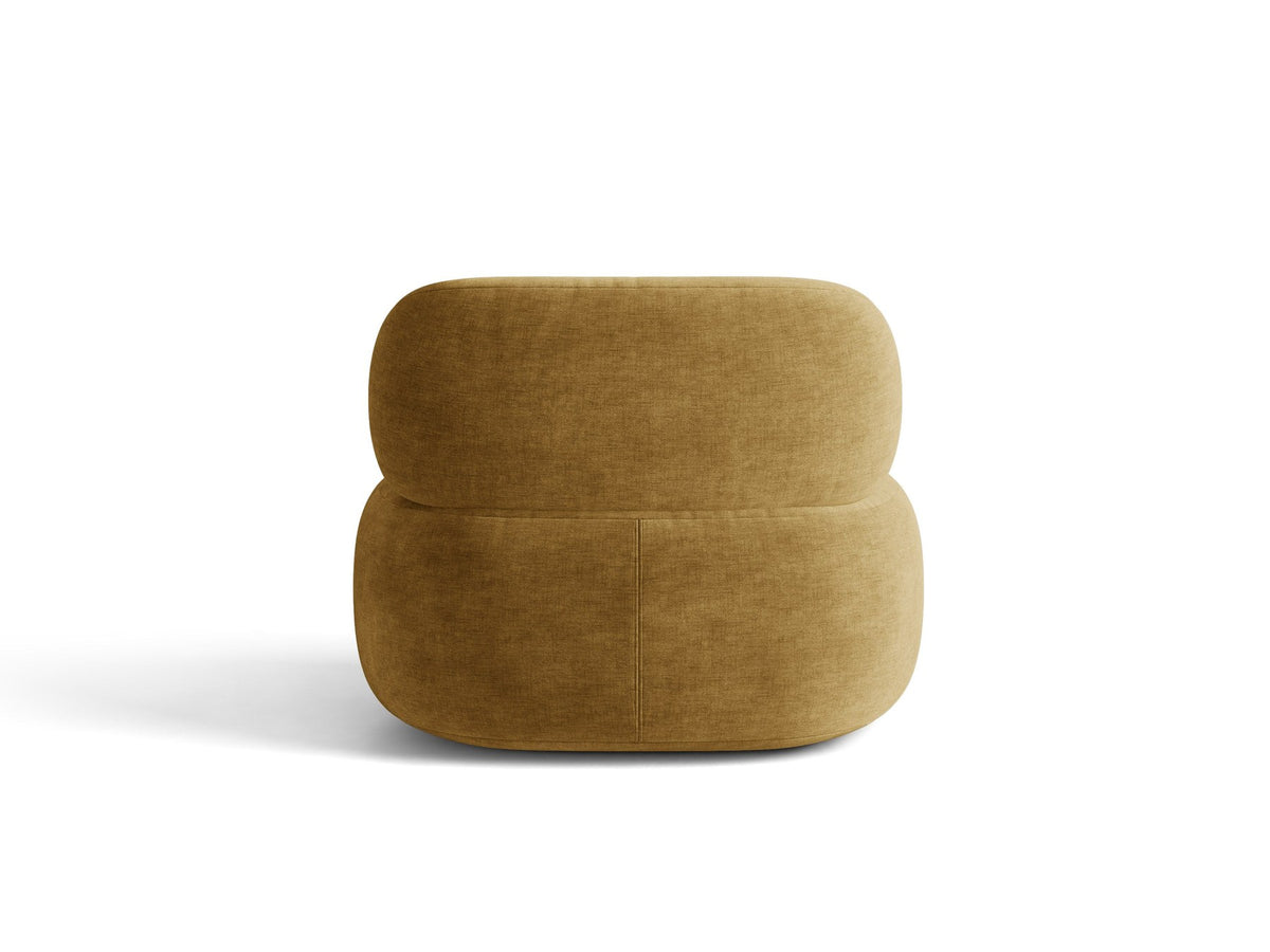 Drehbarer Sessel Aura von Micadoni mit gepolsterter Sitzfläche in Leichtes beige, Chenille-Stoff und schwarzem Stahlgestell auf Drehteller.