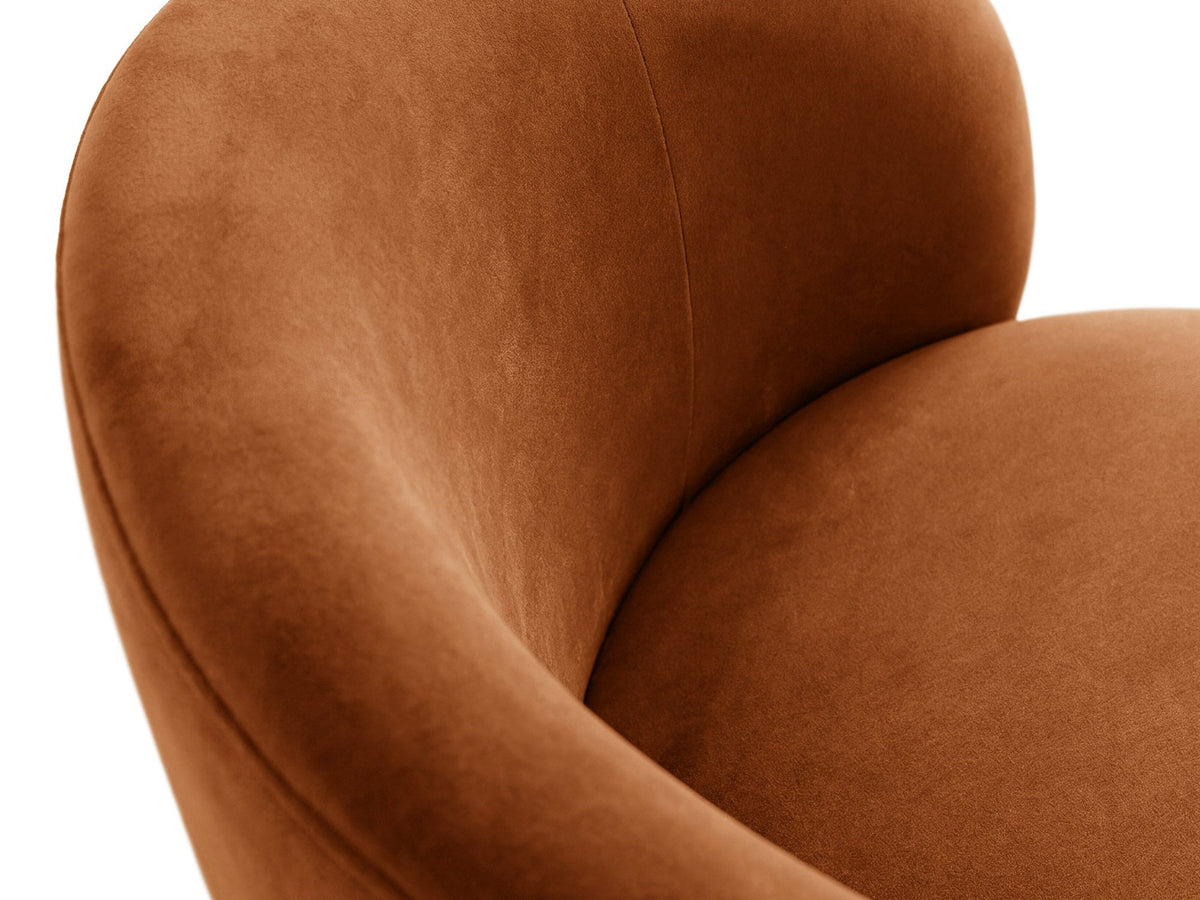 Terrakottafarbener Amalta Armsessel von Micadoni mit Stoffbezug aus der Kollektion Salvador und Beinen aus Stahl, kompakte Sitzform.