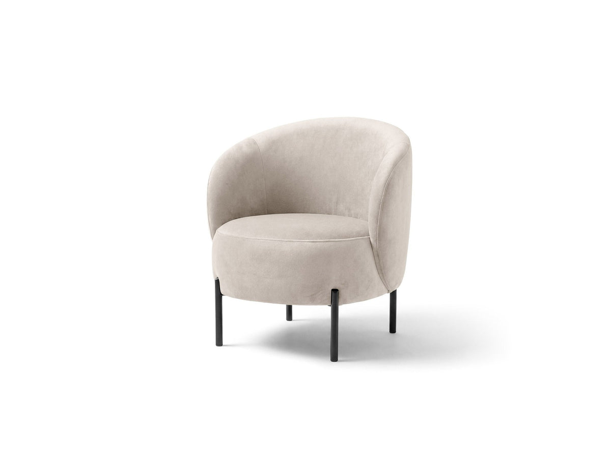 Terrakottafarbener Amalta Armsessel von Micadoni mit Stoffbezug aus der Kollektion Salvador und Beinen aus Stahl, kompakte Sitzform.