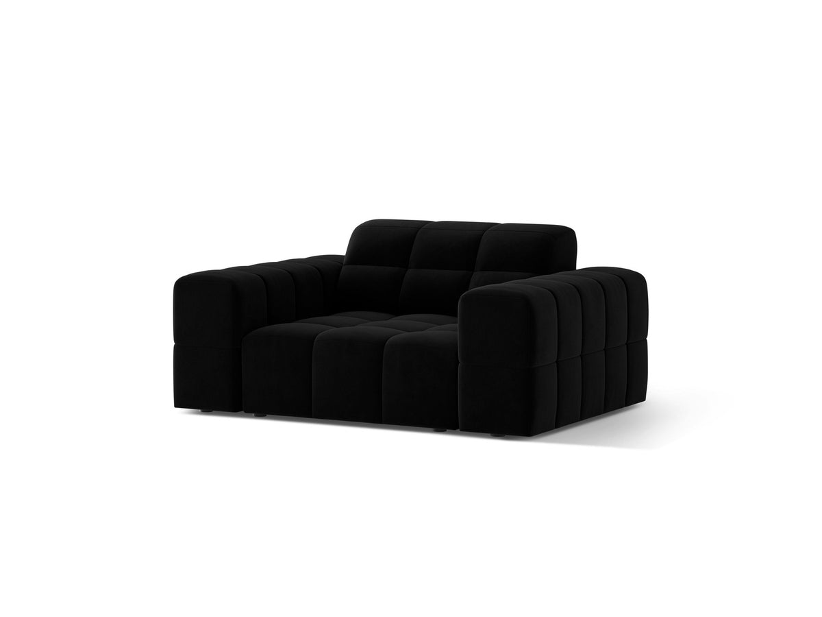 Jennifer Armsessel von Micadoni in leichtem Beige mit Bluvel-Stoffbezug, schwarzen Kunststoffbeinen und gepolsterter Rückenlehne.