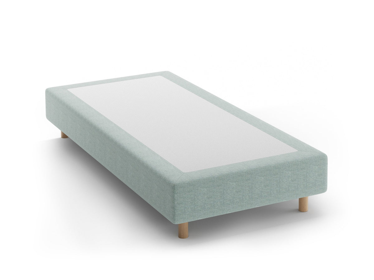 Bettgestell Whale von Micadoni in leichtem Beige mit Chenille-Bezug und Buchenholzbeinen, minimalistische Form ohne Kopfteil, Ansicht von schräg vorne.