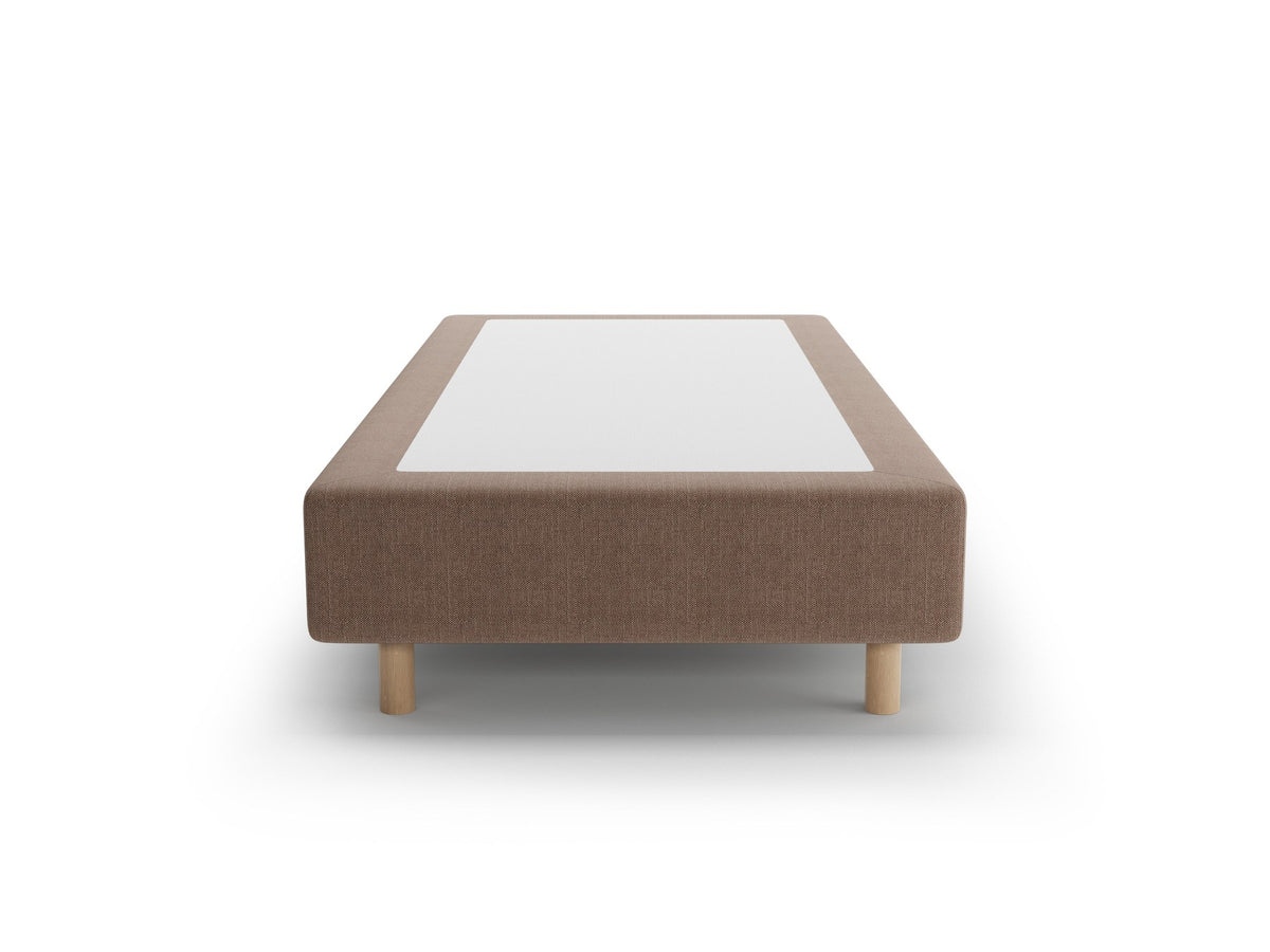 Bettgestell Whale von Micadoni in leichtem Beige mit Chenille-Bezug und Buchenholzbeinen, minimalistische Form ohne Kopfteil, Ansicht von schräg vorne.