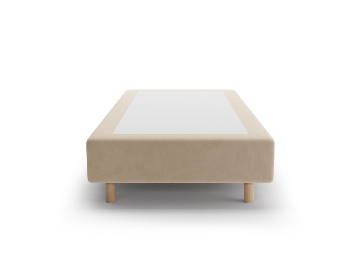 Bettgestell Whale von Micadoni in leichtem Beige mit Chenille-Bezug und Buchenholzbeinen, minimalistische Form ohne Kopfteil, Ansicht von schräg vorne.