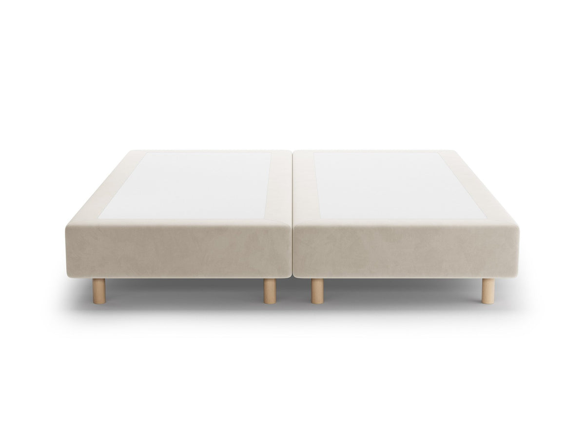 Bettgestell Whale von Micadoni in leichtem Beige, Chenille-Stoff Eden, Buchenholzbeine, Grösse 200x200 cm, ohne Kopfteil.