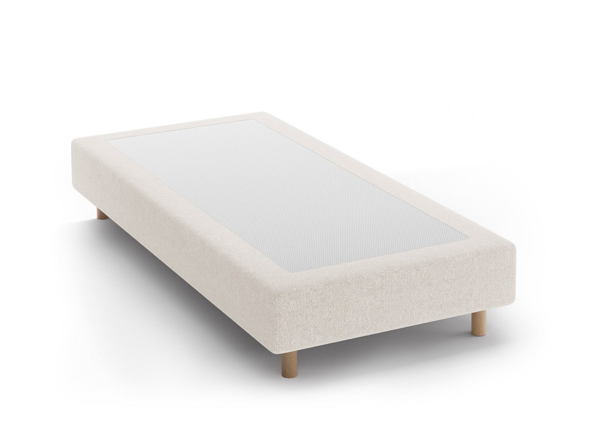 Bettgestell Whale von Micadoni in leichtem Beige mit Chenille-Bezug Eden, Buchenholzbeinen und schlichter Form ohne Kopfteil.