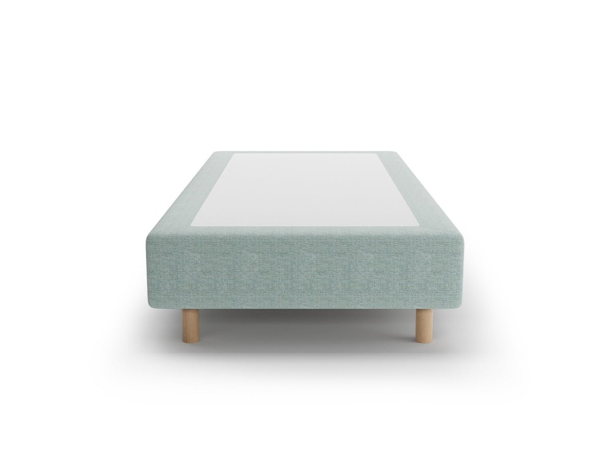 Bettgestell Whale von Micadoni in leichtem Beige, Chenille-Stoff mit 3D-Struktur, Beine aus natürlichem Buchenholz, kopfteillose Form.