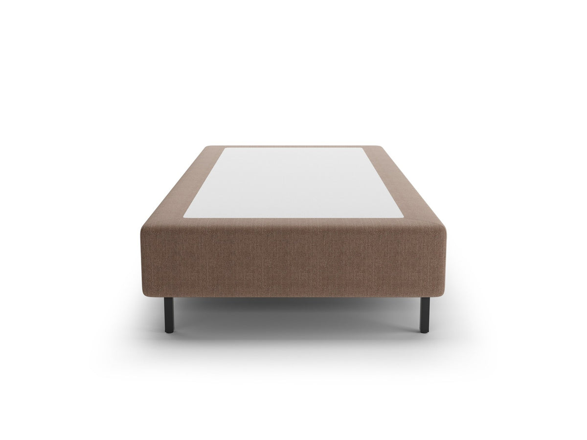 Bettgestell Whale von Micadoni ohne Kopfteil, Bezug aus Chenille-Stoff Eden in leichtem Beige, schwarze Metallbeine, minimalistische Form