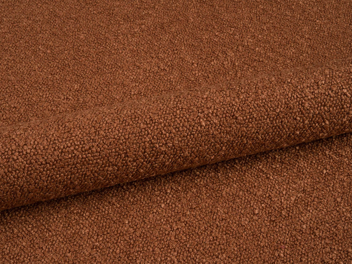 Weisse Sitzbank Dia von Micadoni mit gepolstertem Bouclé-Bezug, schwarzen Kunststoffbeinen und kompaktem, rechteckigem Design.