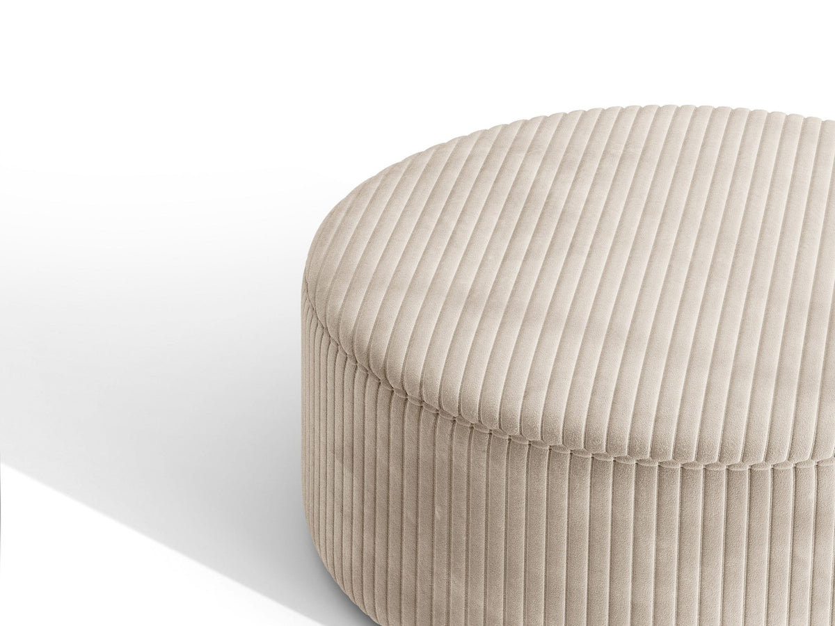 Weisse Sitzbank Dia von Micadoni mit gepolstertem Bouclé-Bezug, schwarzen Kunststoffbeinen und kompaktem, rechteckigem Design.