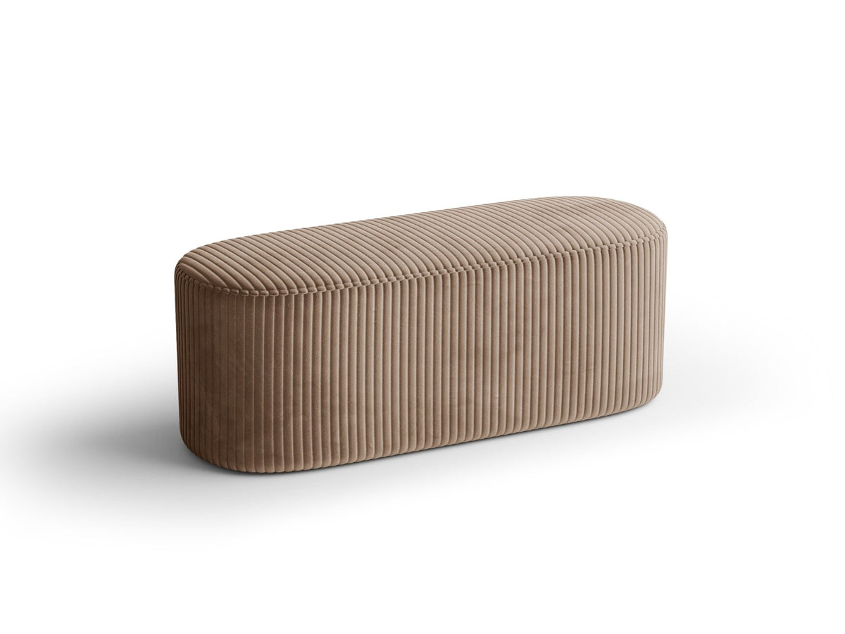 Weisse Sitzbank Dia von Micadoni mit gepolstertem Bouclé-Bezug, schwarzen Kunststoffbeinen und kompaktem, rechteckigem Design.