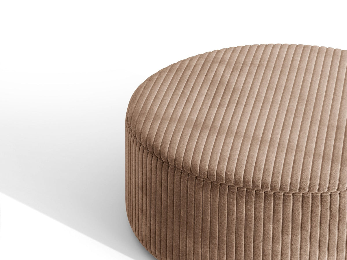 Weisse Sitzbank Dia von Micadoni mit gepolstertem Bouclé-Bezug, schwarzen Kunststoffbeinen und kompaktem, rechteckigem Design.