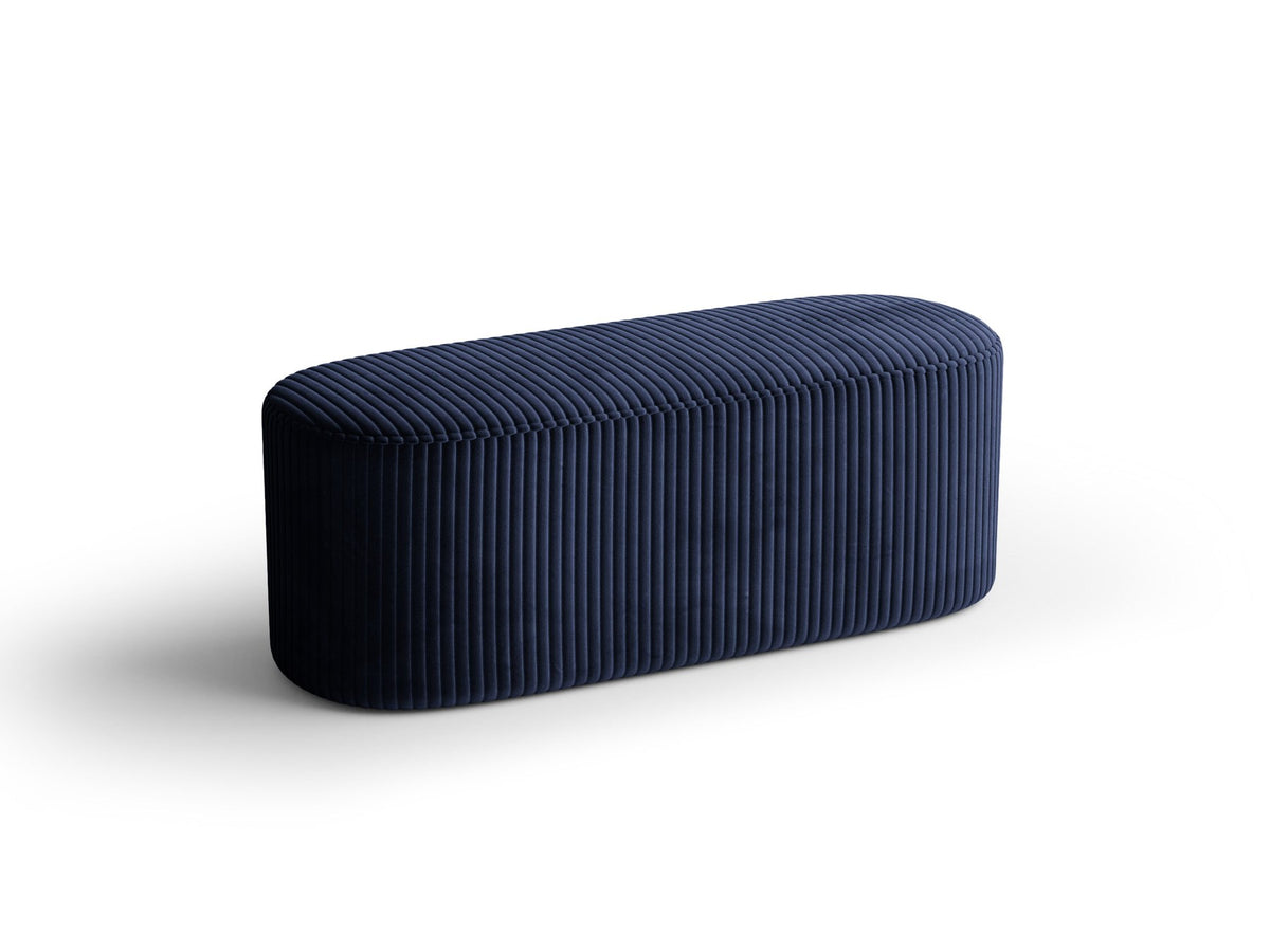 Weisse Sitzbank Dia von Micadoni mit gepolstertem Bouclé-Bezug, schwarzen Kunststoffbeinen und kompaktem, rechteckigem Design.