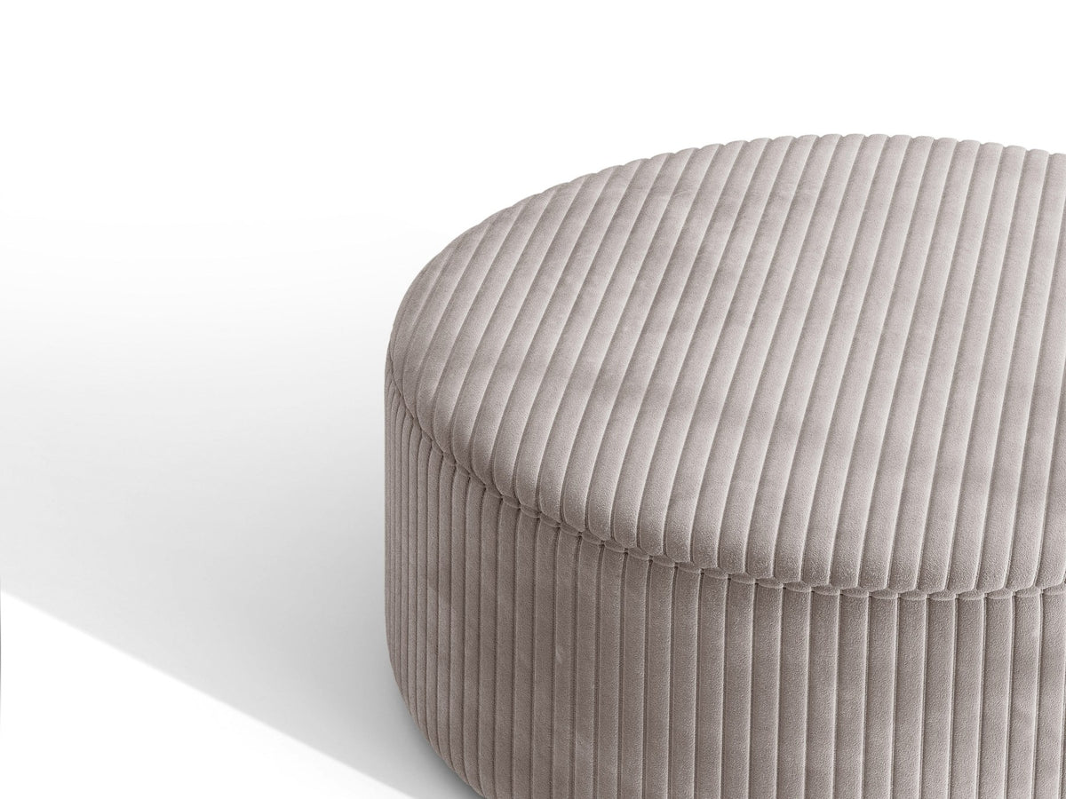 Weisse Sitzbank Dia von Micadoni mit gepolstertem Bouclé-Bezug, schwarzen Kunststoffbeinen und kompaktem, rechteckigem Design.