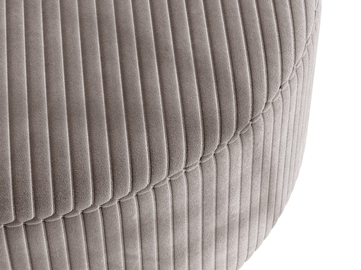 Weisse Sitzbank Dia von Micadoni mit gepolstertem Bouclé-Bezug, schwarzen Kunststoffbeinen und kompaktem, rechteckigem Design.