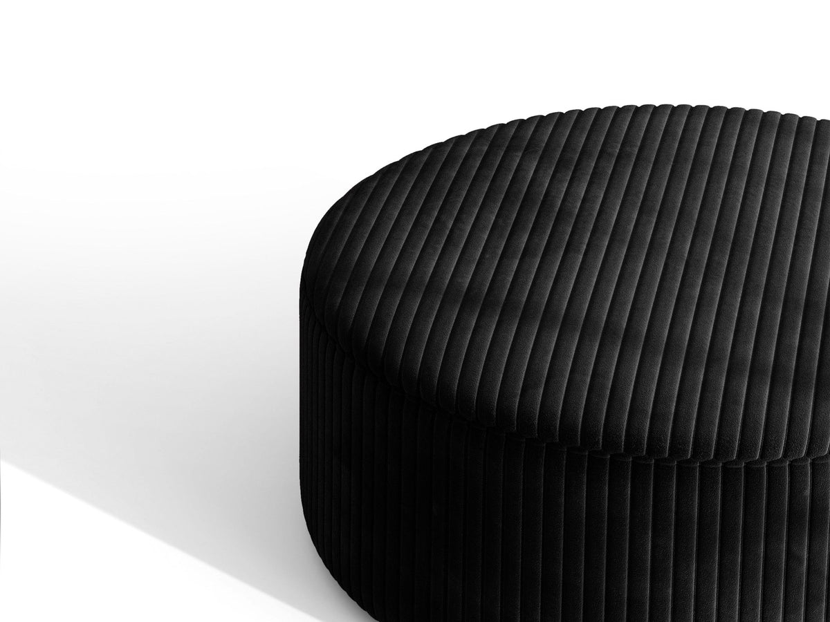 Weisse Sitzbank Dia von Micadoni mit gepolstertem Bouclé-Bezug, schwarzen Kunststoffbeinen und kompaktem, rechteckigem Design.