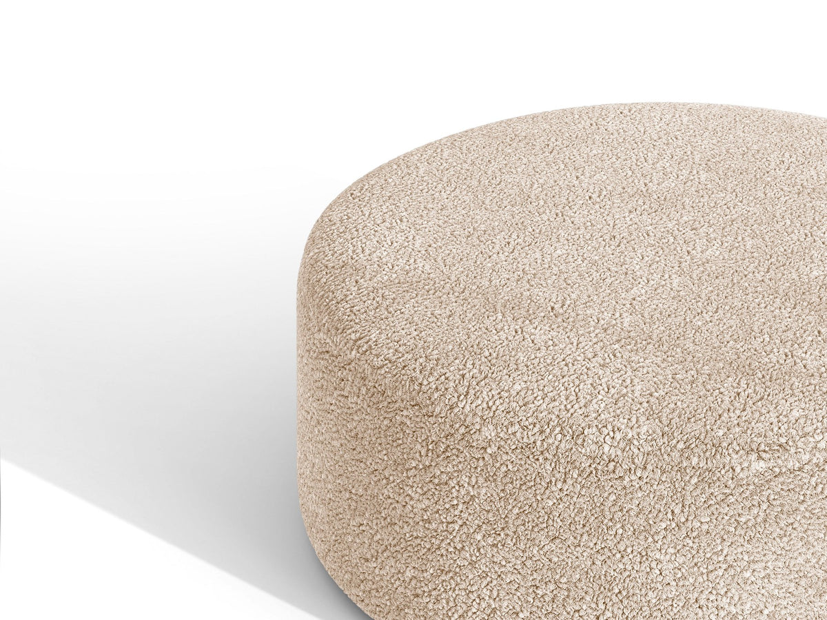 Weisse Sitzbank Dia von Micadoni mit gepolstertem Bouclé-Bezug, schwarzen Kunststoffbeinen und kompaktem, rechteckigem Design.